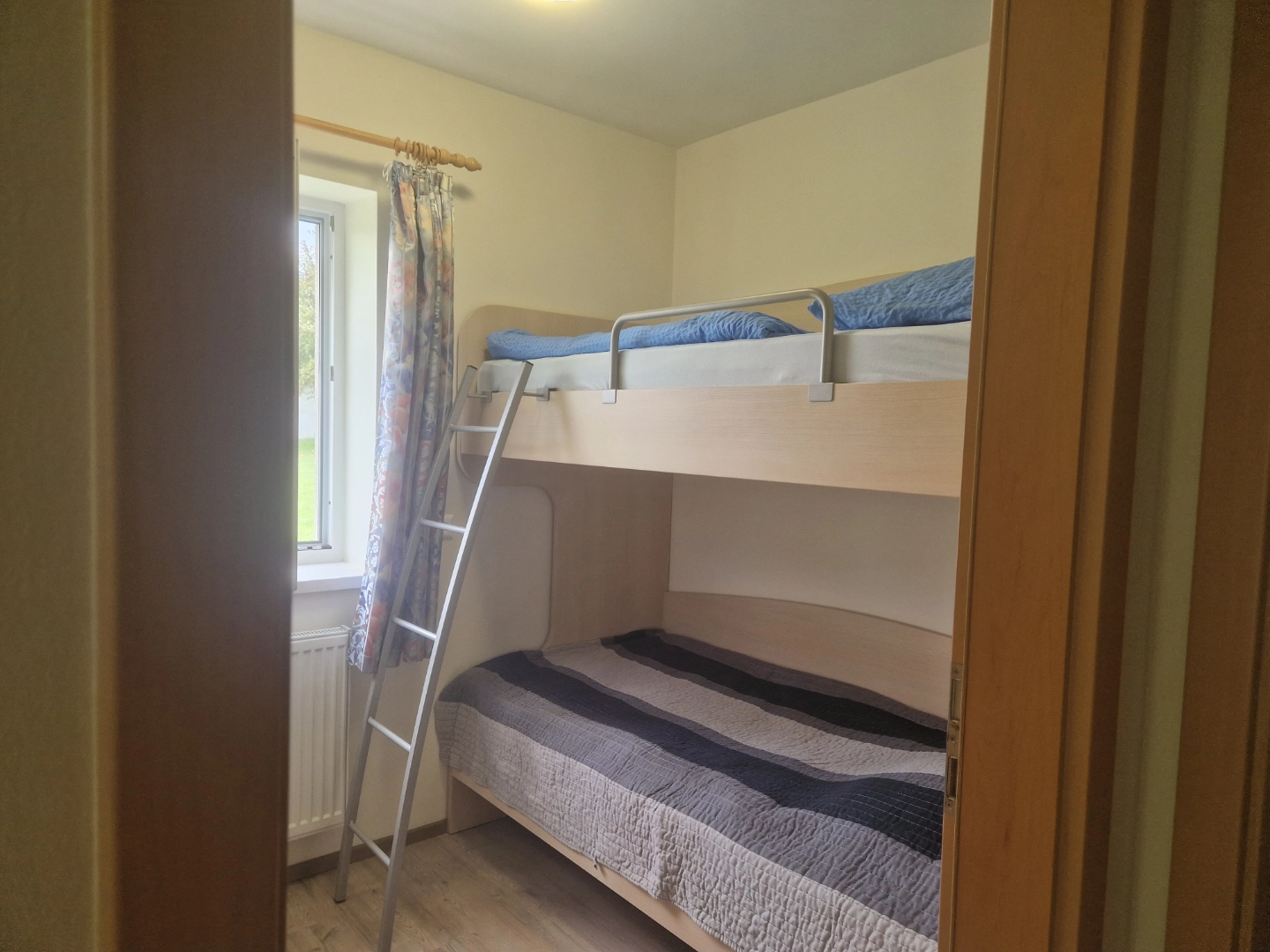 Spalnica v apartmaju v pritličju na Bledu