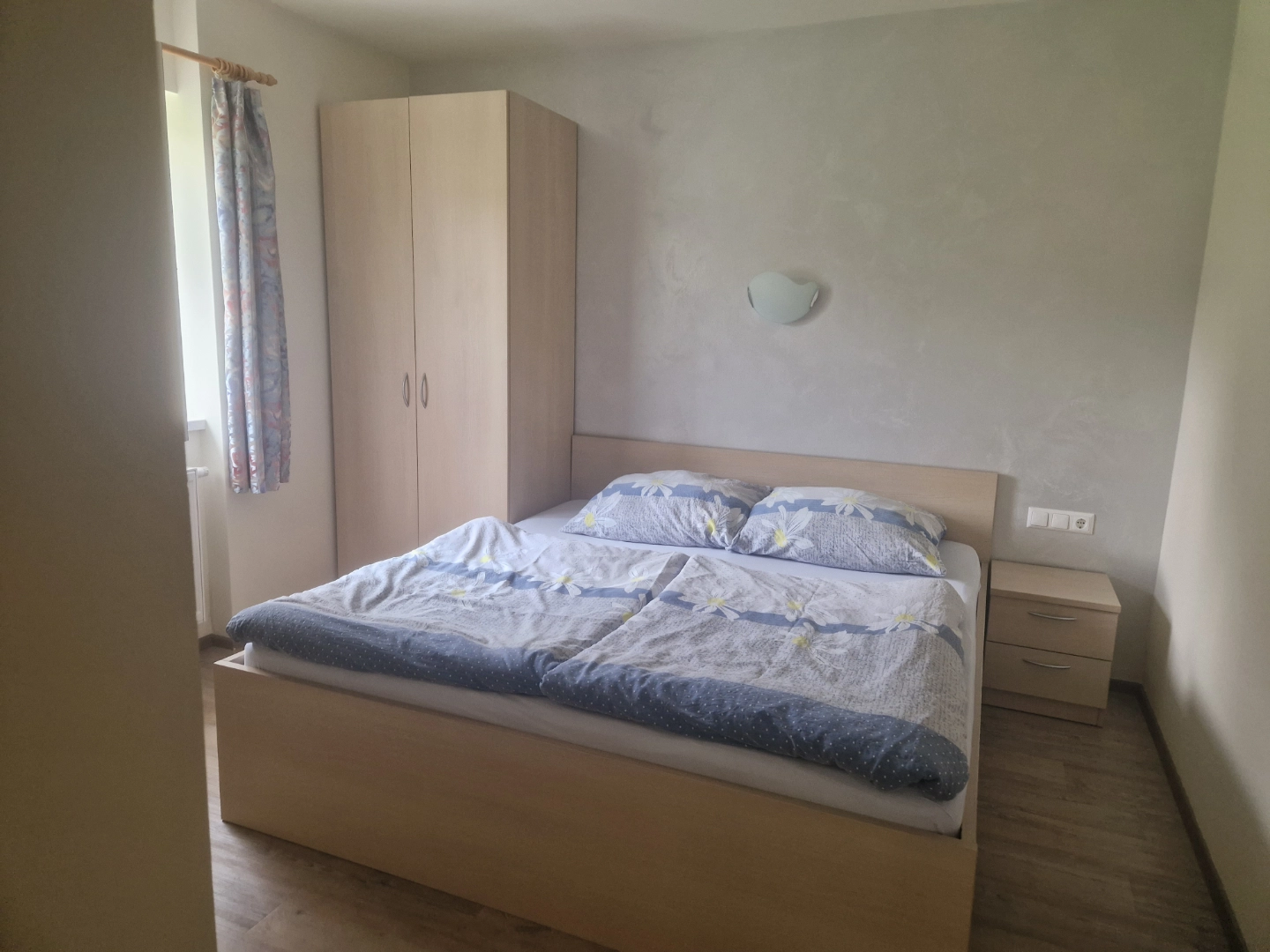 Družinska spalnica s pogradom v apartmaju v pritličju na Bledu